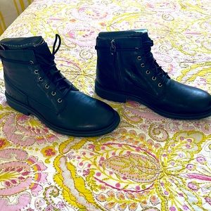 Men’s UGG Leather black boots - ankle cut